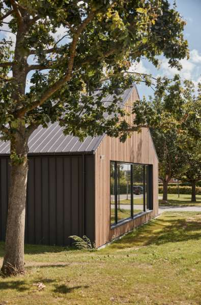 Erweiterung aus Stahl und Holz verschafft der Risskover Bibliothek zusätzlichen Raum „zum Ausleihen“, Risskover Bibliothek - Fortebakken 1, 8240 Risskov, Dänemark